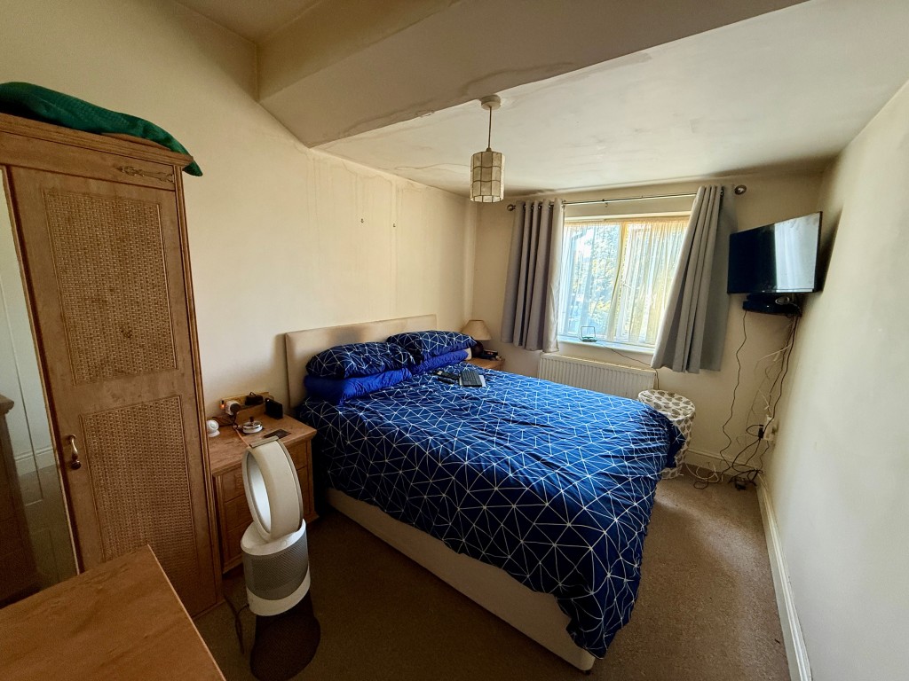 Lot: 223 - PAIR OF TWO-BEDROOM FLATS FOR INVESTMENT - Flat B Bedroom one